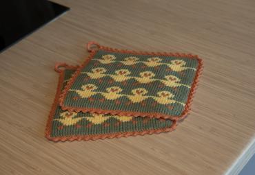 Grydelapper kyllingdans - Viking Design 1907-8C kit -  20cm x 20cm - Viking Bjørk