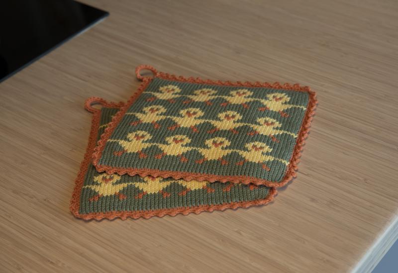 Grytlappar kycklingdans - Viking Design 1907-8C kit - 20cm x 20cm - Viking Bjørk