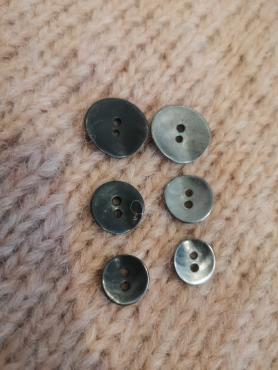 2 huls buet metal knappe - flere størrelser