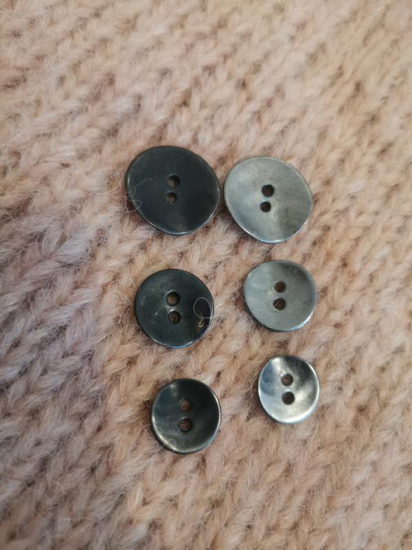 2-håls böjd metall knappar - flera storlekar, 18 mm Grå